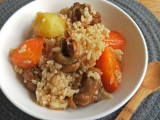 胡萝卜土豆鸡腿焖饭,拌匀，如果咸味不够，加一点生抽，饭香肉香的焖饭就做好了