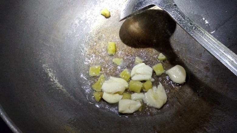 麻辣牛蛙,锅烧热，放入适量色拉油，放入大蒜子和泡椒，煸香。