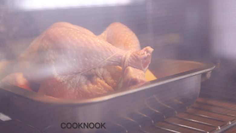 烤春鸡,进烤箱, 烤约45-60分钟, 或直到鸡肉内部温度达到摄氏68度