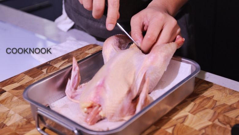 烤春鸡,将鸡上多余的油脂与血水去除干净