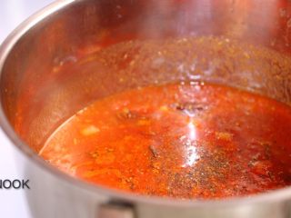 肉丸意大利面,盐, 糖, 黑胡椒粉适当调味. 转小火, 可以加适量的水稀释酱汁