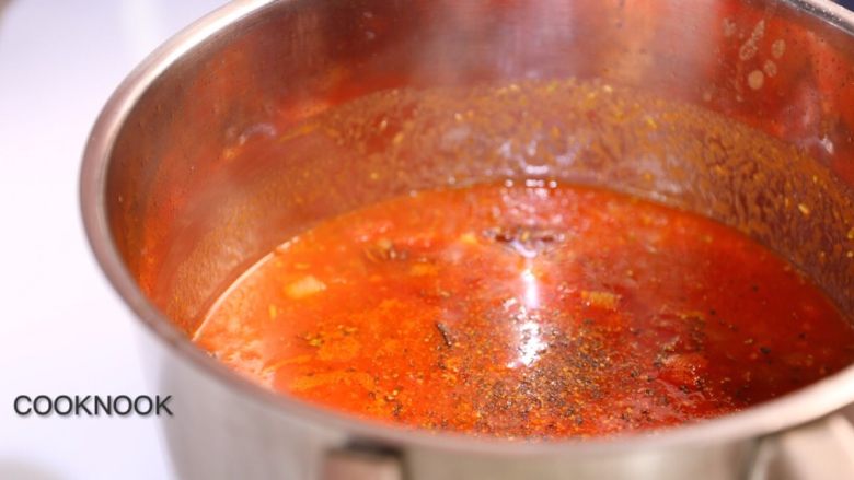 肉丸意大利面,盐, 糖, 黑胡椒粉适当调味. 转小火, 可以加适量的水稀释酱汁