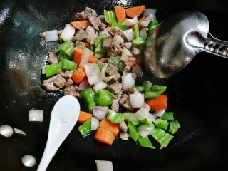 洋葱炒眼肉牛排丁,放入半小勺盐