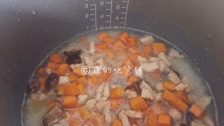 南瓜鸡胸香菇焖饭,随后把炒好的南瓜丁等倒上去，按平时的习惯煮饭