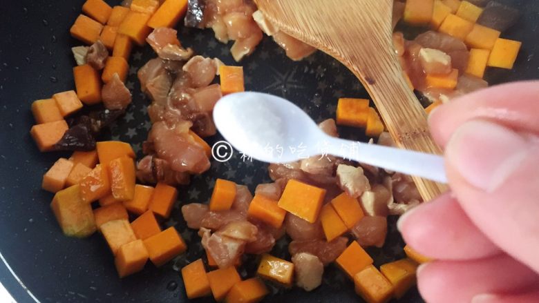 南瓜鸡胸香菇焖饭,加1小勺盐（南瓜总是有一定甜味的，所以如果吃口重的，这里的盐建议稍微多放点。），翻炒均匀后盛出