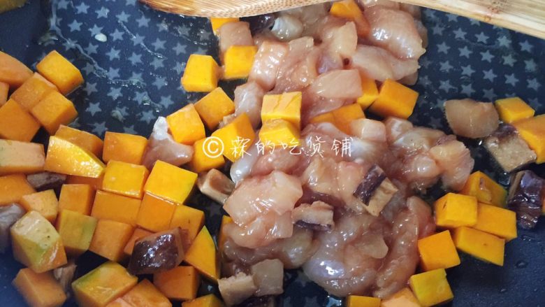 南瓜鸡胸香菇焖饭,起油锅，把鸡胸肉、香菇、南瓜先翻炒一下