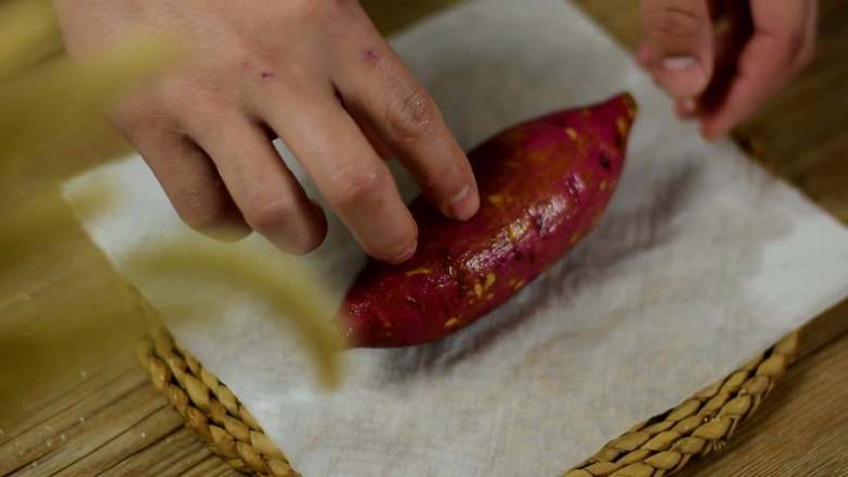 微波炉烤红薯，香喷喷热烘烘的烤红薯，冬天怎么没有它,两层厨房用纸淋湿，红薯不要擦干直接包起来。