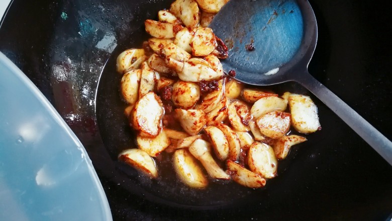 炸酱焖茨菇,放入和茨菇平齐的温水