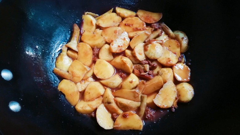 炸酱焖茨菇,盖上锅盖烧开转小火烧至熟透，汤汁收干