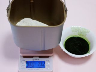 翠玉猪肉韭菜饺子,榨好的菠菜汁过滤后称重备用，面包桶里放入称重的中筋面粉。