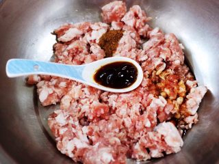 翠玉猪肉韭菜饺子,猪肉馅里先加入料酒和花椒粉去腥，再加入生抽和蚝油。