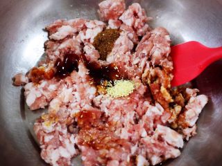 翠玉猪肉韭菜饺子,最后加入鸡精。