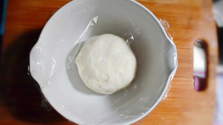紫薯烧饼,揉成光滑的面团（温水不够可以再加点儿），盖上保鲜膜，醒发1～2小时。