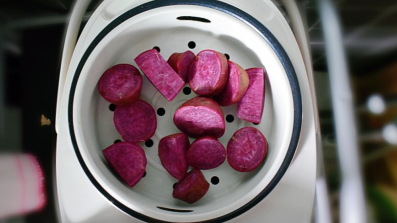 紫薯烧饼,将<a style='color:red;display:inline-block;' href='/shicai/ 2643'>紫薯</a>洗净切成小块，放在蒸锅上蒸。
