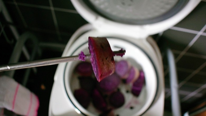 紫薯烧饼,蒸至用筷子可以穿过紫薯，则说明已蒸熟。