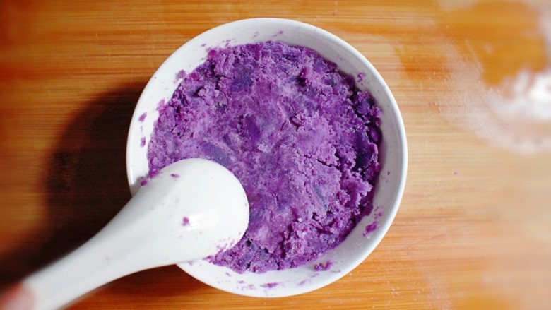 紫薯烧饼,将蒸熟的紫薯去皮，加入一勺<a style='color:red;display:inline-block;' href='/shicai/ 869'>白砂糖</a>，并用勺子将紫薯捣成紫薯泥。