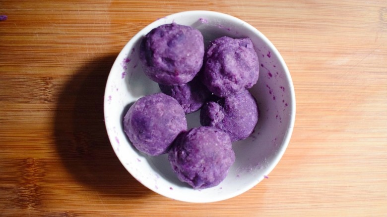 紫薯烧饼,用手将紫薯泥揉成丸子状，备用。
