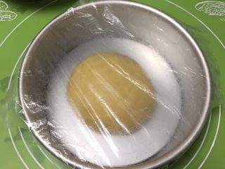 喜饼-奶酪味,整理一下滚圆放入模具，盖上保鲜膜。