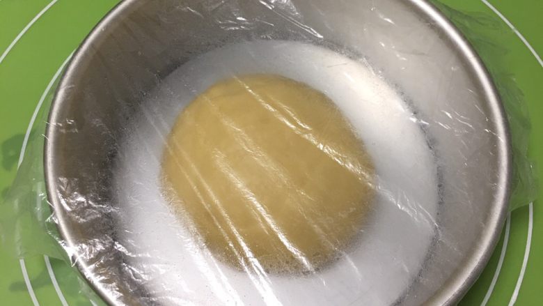 喜饼-奶酪味,整理一下滚圆放入模具，盖上保鲜膜。