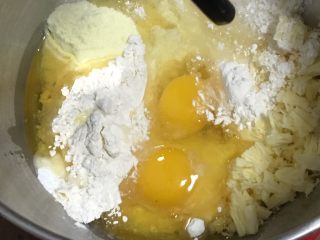 喜饼-奶酪味,倒入花生油和鸡蛋。