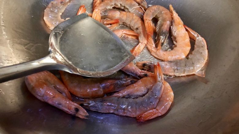 爆炒基围虾,中小火煸虾，用铲子按压虾头，让虾脑流出煸虾油
