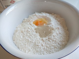 新文美食  羊肉胡萝卜包子,面粉500克，加入一个鸡蛋，5克酵母。