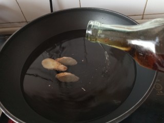 剁椒锡纸金针菇花甲,清水加姜片料酒煮开