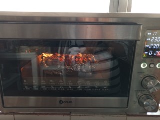 剁椒锡纸金针菇花甲,放入烤箱230度烤15分钟