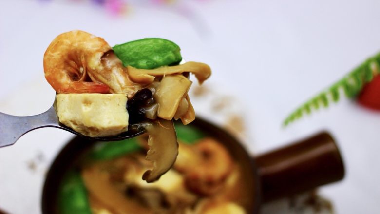 六鲜菌菇海鲜豆腐什锦汤,吃上一口爽歪歪，我能说鲜的没边了吗？