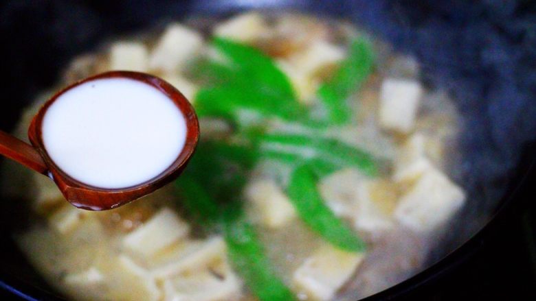 六鲜菌菇海鲜豆腐什锦汤,大火煮沸后，倒入提前化开的淀粉勾芡。