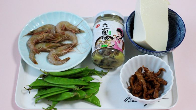 六鲜菌菇海鲜豆腐什锦汤,首先备齐所有的食材。