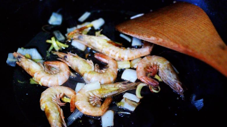 六鲜菌菇海鲜豆腐什锦汤,这个时候锅中放入洗净的海虾，小火慢慢煎至虾油释放出来后。