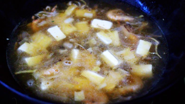 六鲜菌菇海鲜豆腐什锦汤,大火煮沸后，转中火继续炖煮5分钟左右。