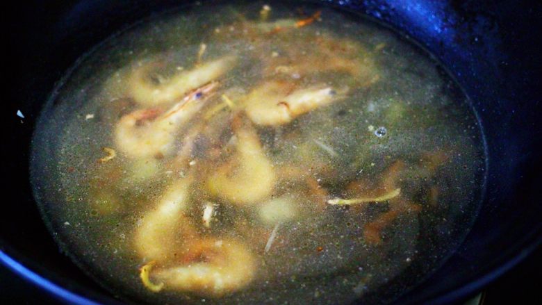 六鲜菌菇海鲜豆腐什锦汤,锅中倒入适量的清水后。