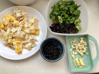 绿丛篱菊点娇黄➕豆豉青椒荷包蛋,煎蛋一分为四或为六切成小块，全部食材准备好了，开始下锅喽