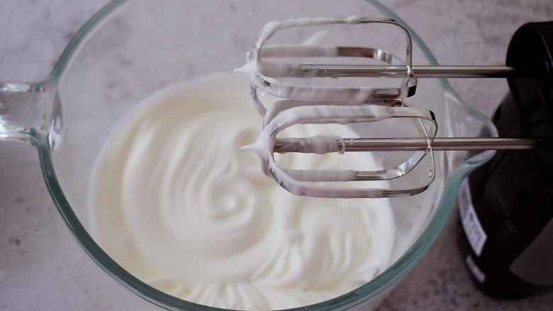 舒芙蕾松饼,提起打蛋器有小尖角即可，称为蛋白霜