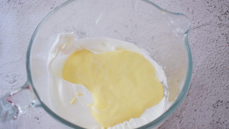 舒芙蕾松饼,再把拌匀的蛋黄糊倒回蛋白中翻拌均匀