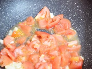 番茄土豆片,放入番茄翻炒至出汁