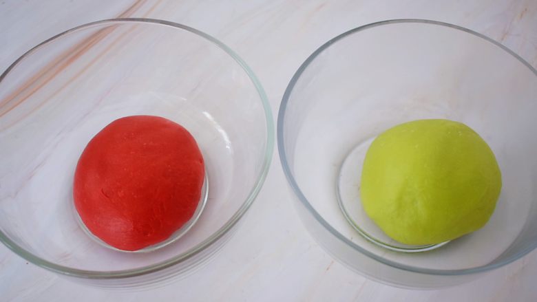 双色水立方吐司,取出揉圆放入容器中，放在温暖处发酵至两倍大左右