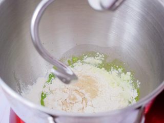 双色水立方吐司,把材料除了黄油外全放入厨师机中，启动1档慢速揉成团，再转3档快速揉成光滑的面团