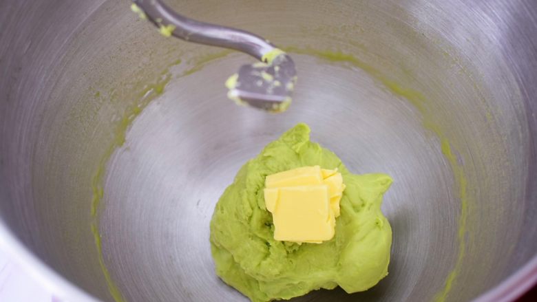 双色水立方吐司,大约10分钟后加入黄油，继续启动3档快速揉面