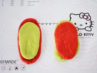 双色水立方吐司,红色面团加绿色面团这样叠在一起，如图所示