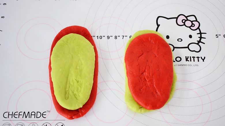 双色水立方吐司,红色面团加绿色面团这样叠在一起，如图所示