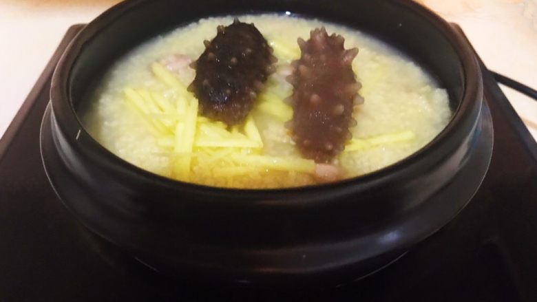 元气早餐  砂锅海参小米粥,加入海参，煮3分钟