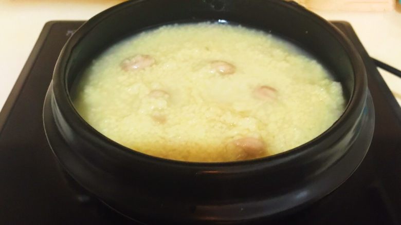 元气早餐  砂锅海参小米粥,小米花生米粥煮好了
