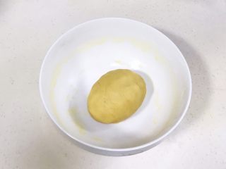 蜜豆一口酥,接着用手揉成光滑的面团。