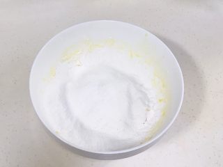 蜜豆一口酥,筛入低筋面粉和糖粉。