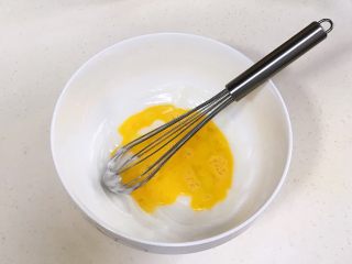 蜜豆一口酥,往猪油内加入鸡蛋液，用手动打蛋器稍微拌拌。