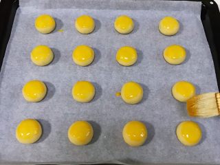 蜜豆一口酥,依次摆入烤盘中，刷上蛋黄液。