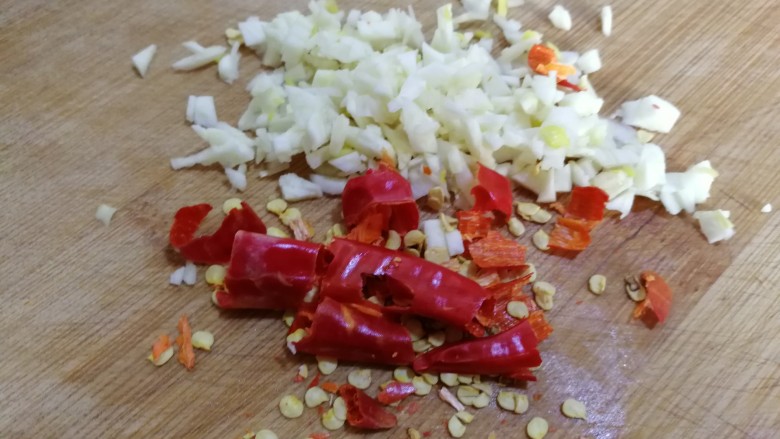 肉炖儿菜,蒜头切碎，红椒切段。